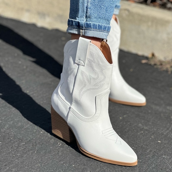 White high top stitched cowboy boots - Picture 5 of 8